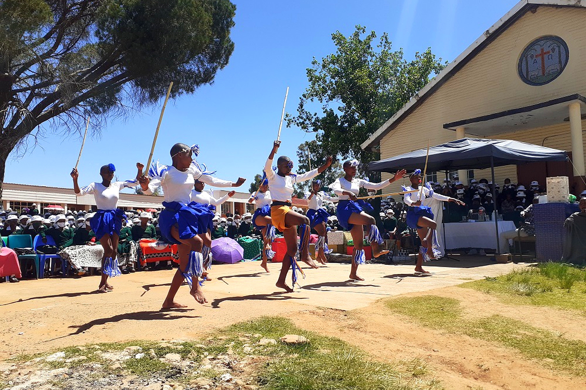 Learners host a massive farewell party for their retiring teachers