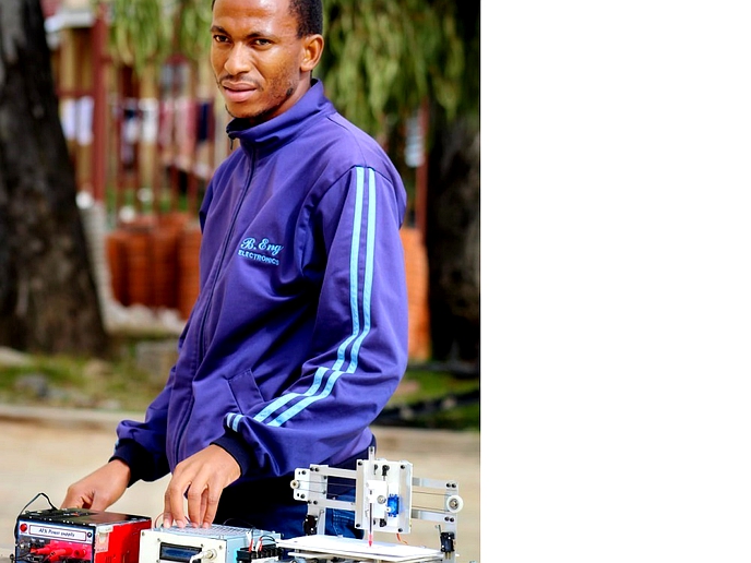 NUL student designs drawing machine