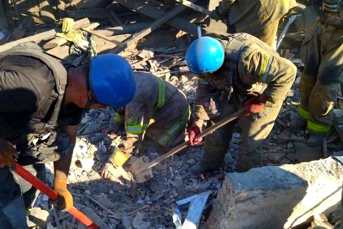 Six die in shelling as new assault looms in Ukraine
